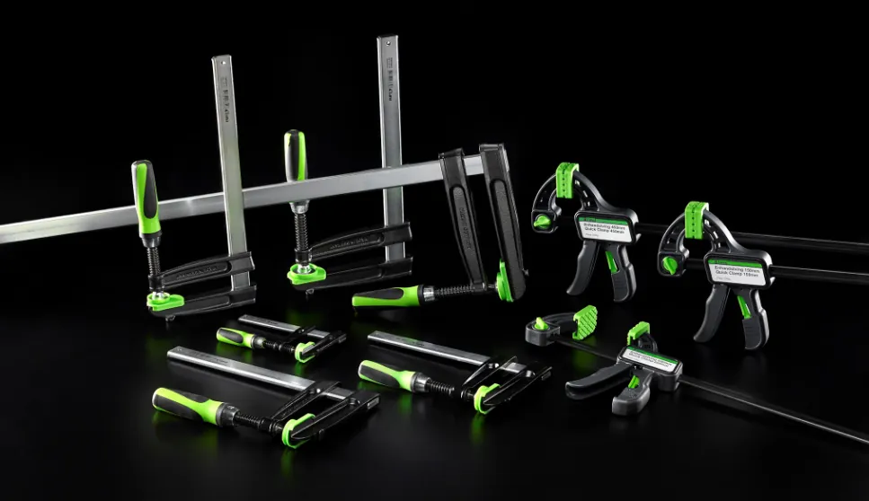 Zaļi melnas spīles uz melna fona